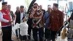 Berkacamata Hitam, Jonan Cek Stasiun Elpiji Milik Pesantren