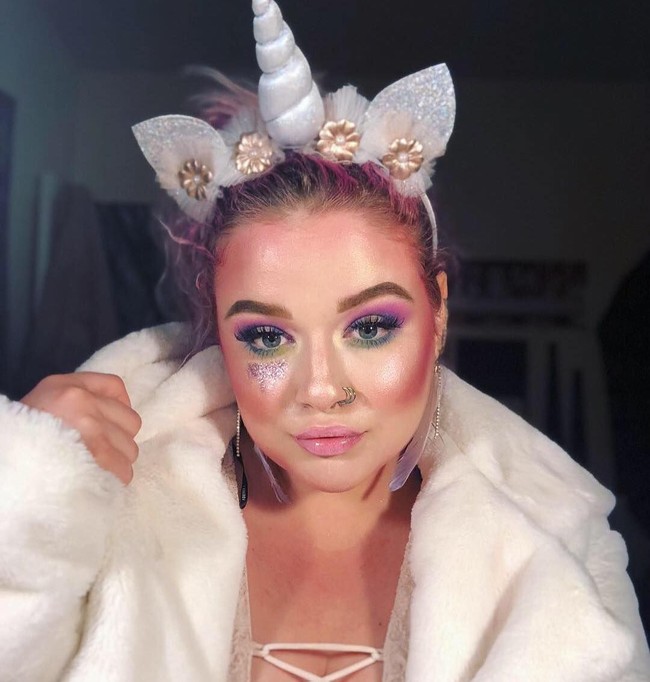 Makeup Unicorn Mata Pelangi Beauty enthusiast Libby Afflebach tampil dengan makeup bertema unicorn dengan riasan mata bernuansa pelangi. Dalam Instagramnya @makeup_by_lib, wanita asal Philadelphia itu tampil dengan eyeshadow campurna ungu, fuchsia, biru sampai hijau. Foto: dok. Instagram