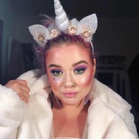 Makeup Unicorn Mata Pelangi Beauty enthusiast Libby Afflebach tampil dengan makeup bertema unicorn dengan riasan mata bernuansa pelangi. Dalam Instagramnya @makeup_by_lib, wanita asal Philadelphia itu tampil dengan eyeshadow campurna ungu, fuchsia, biru sampai hijau. Foto: dok. Instagram