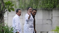 Puan Maharani dan Moeldoko tiba bersamaan di lokasi acara.