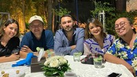 Ternyata saat itu, tidak hanya Nadien dan Gading Marten saja, melain juga ada teman-teman lain yang ikut makan bersama. Foto: Instagram @nadiepascale