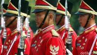 Para pasukan Paspampres tampil seperti menggunakan seragam kerajaan yang dibalut warna merah dan putih.