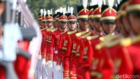 Para Paspampres tengah berjaga di kompleks Istana Bogor.