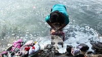 Warga masih menggunakan aliran sungai untuk aktivitas ehari-hari, termasuk mencuci.
