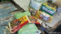 Selain ratusan bungkus jamu, Panitia Penyelenggara Ibadah Haji (PPIH) Embarkasi Surabaya juga menyita 29 bungkus rokok berbagai merk.