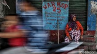 Salah satu upaya pemerintah untuk mengentaskan kemiskinan dengan menjalankan program kredit mikro.