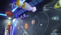 Ruang baca bertema luar angkasa itu dilengkapi dengan hiasan planet dan pesawat ulang-alik. (Dadang/detikcom)