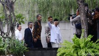 Maruf Amin berjalan menuju lokasi acara sambil melambaikan tangan kepada awak media.