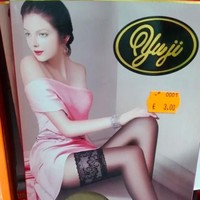 Iklan yang menampilkan wanita cantik ini diledek netizen karena hasilnya yang tak wajar akibat edit foto berlebihan. Sang wanita jadi hanya memiliki satu tangan.Foto: Dok. Twitter, Instagram