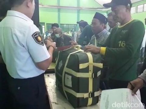 Petugas periksa barang bawaan calhaj/