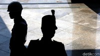 Beda dengan dengan seragam di Istana Negara, Jakarta yang menggunakan seragam kesatuan Tentara Nasional Indonesia (TNI).
