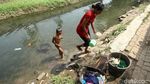 Potret Warga Mandi Hingga Mencuci di Kali