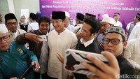 Sandiaga meladeni permintaan foto bersama warga itu seusai meresmikan Bank Infaq.