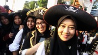 Peserta yang mengenakan pakaian bajak laut memeriahkan Festival Cisadane 2019.