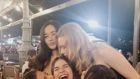Ini potret kedekatan Nadien dengan sahabat-sahabatnya ketika sedang hengout bareng di kafe. Foto: Instagram @nadiepascale