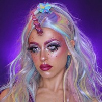 Makeup Unicorn PastelMakeup artits dan influencer Danielle Mara membuat makeup bertema unicorn bernuansa ungu. Daniella tampil fun dengan eyeshadow lilac lengkap efek glitter yang ditempel di bagian wajahnya. Ia pun berani mengubah warna alisnya menjadi pink yang senada dengan lipstiknya. Tampilan unocorn-nya semakin total dengan menempelkan tanduk di bagian dahinya. Foto: dok. Instagram