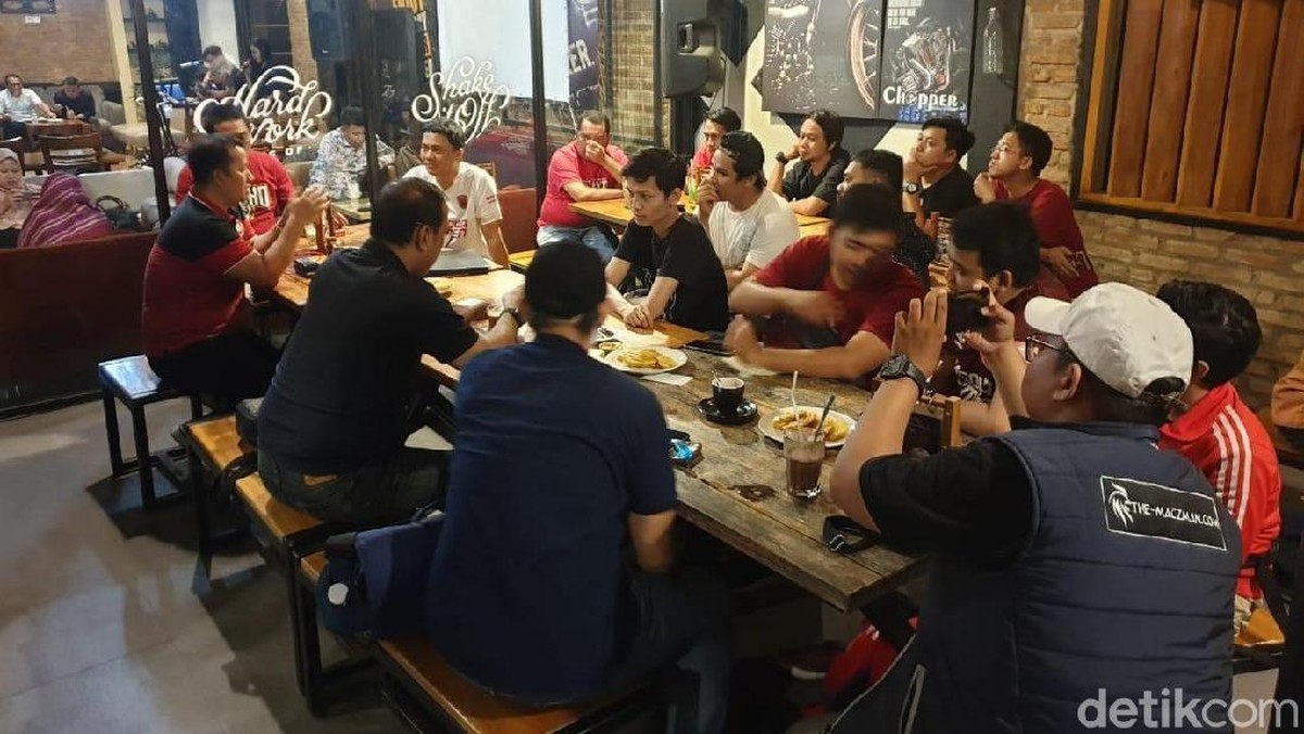 Suporter PSM Makassar mengadakan pertemuan dengan PSSI jelang laga final Piala Indonesia (Reinhard Soplantila/detikSport)