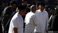 Sabdaiaga beranjak meninggalkan Masjid At-Taqwa usai meresmikan Bank Infaq.