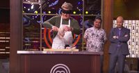 Gordon Ramsay Pamer Kebolehan Potong Ayam dengan Mata Tertutup