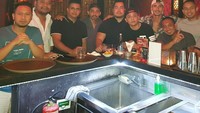 Waktu liburan di Bali, Anthony memilih santai di bar bersama teman-teman. Minuman dingin dan camilan jadi teman santai keduanya.  Foto: instagram @hillenaar87