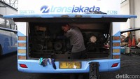 Pemeriksaan dan perawatan bus-bus TransJakarta ini dilakukan secara berkala.