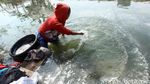 Masih Ada Lho.. Warga Mencuci Berjamaah di Kali