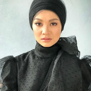 Penyanyi Berhijab Dikritik karena Pakai Baju yang Tampilkan Bentuk Badan Penyanyi Berhijab Dikritik karena Pakai Baju yang Tampilkan Bentuk Badan