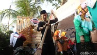 Di area festival juga dijajakan makanan khas daerah, salah satunya dodol.