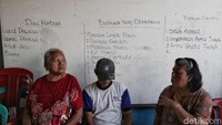 Kondisi yang terbatas di pengungsian membuat warga terdampak kebakaran di Rawa Badak ini membutuhkan bantuan berupa pakaian, makanan, hingga obat-obatan untuk kembali bangkit pascakebakaran menghanguskan rumah mereka.