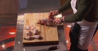 Gordon Ramsay Pamer Kebolehan Potong Ayam dengan Mata Tertutup