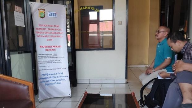 Warga menunggu pelayanan di SPK Polsek Cimanggis.