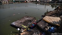 Oleh karena itu, sampah tak hanya menjadi isu yang harus dientaskan oleh pemerintah tetapi juga menjadi tanggung jawab masyarakatnya agar tak lagi membuang sampah sembarangan dan mulai melestarikan lingkungan.