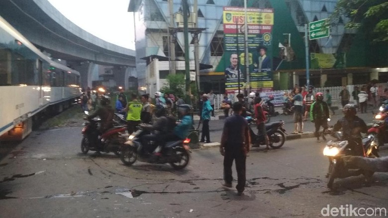 Ditabrak Kereta Bandara di Medan, Mobil Terbalik Timpa Driver Ojol Ditabrak Kereta Bandara di Medan, Mobil Terbalik Timpa Driver Ojol
