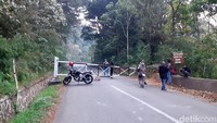 Akses masuk kawasan wisata Gunung Tangkuban Perahu ditutup menggunakan portal.