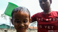 Air kali yang dinilai warga cukup bersih membuat aktivitas mencuci dan mandi di kali tersebut rutin dilakukan oleh warga. Meski mandi di kali, warga tetap menggunakan sabun untuk membersihkan tubuh.