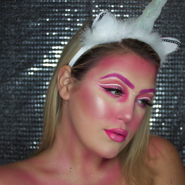 Makeup Unicorn Serba FuchsiaUnicorn selalu identik dengan warna ungu dan pink. Jika ingin mencoba makeup ala unicorn namun lebih simple, bisa menyontek gaya makeup selebgram @tarrawho ini. Tara membuat makeup bernuansa fuchsia di seluruh wajahnyaFoto: dok. Instagram