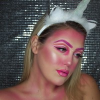 Makeup Unicorn Serba FuchsiaUnicorn selalu identik dengan warna ungu dan pink. Jika ingin mencoba makeup ala unicorn namun lebih simple, bisa menyontek gaya makeup selebgram @tarrawho ini. Tara membuat makeup bernuansa fuchsia di seluruh wajahnyaFoto: dok. Instagram