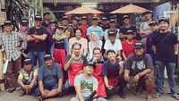 Berada di salah satu kedai kopi, ini gaya Cut Meyriska dan Roger dengan kru di lokasi syuting. Foto: Instagram @cutratumeyriska