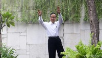 Politisi senior Golkar Akbar Tanjung hadir dengan mengenakan kemeja putih lengan panjang.