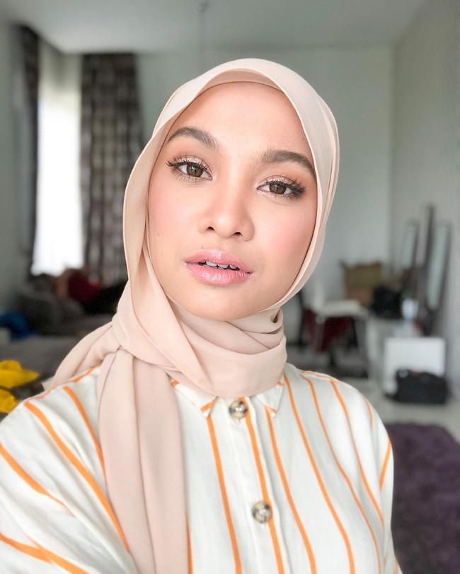Hijabers yang memiliki 1,5 juta pengikut di Instagram ini sehari-hari sering mengenakan pashmina hingga hijab segiempat berbahan katun paris dengan warna-warna pastel. Foto: dok. Instagram @nabila.razali