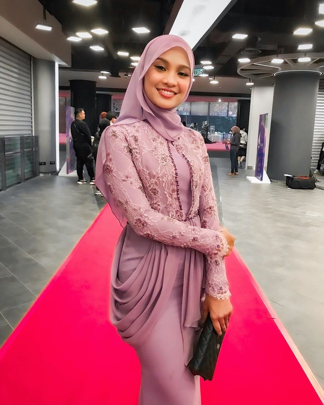 Nabila berbagi foto dirinya di atas panggung dalam balutan sheer blouse bernuansa putih. Banyak pengguna Instagram mulai membanjiri dengan komentar memperingatkan Nabila untuk tidak berpakaian seperti itu, karena tidak pantas bagi seorang wanita yang mengenakan jilbab. Foto: dok. Instagram @nabila.razali
