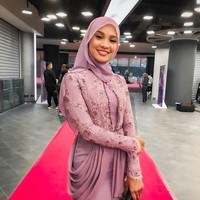 Nabila berbagi foto dirinya di atas panggung dalam balutan sheer blouse bernuansa putih. Banyak pengguna Instagram mulai membanjiri dengan komentar memperingatkan Nabila untuk tidak berpakaian seperti itu, karena tidak pantas bagi seorang wanita yang mengenakan jilbab. Foto: dok. Instagram @nabila.razali