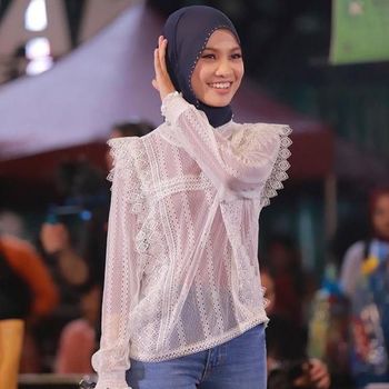 Penyanyi berhijab dikritik karena pakai baju menerawang
