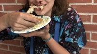 Makan roti isi, Millie belum menghapus riasan wajah saat jadi Eleven. Lihat saja hidungnya masih berdarah. Foto: Instagram milliebobbybrown