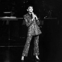 Di tahun terakhirnya, Judy yang terkenal sebagai pelantun Over The Rainbow itu mendapat kesempatan untuk pentas kembali. Namun, masalah kawin-cerai dan kecanduan obat ikut menjadi tantangannya. Sampai akhirnya, ia meninggal di usia 47 tahun pada 1969 karena overdosis. (Foto: Getty Images)