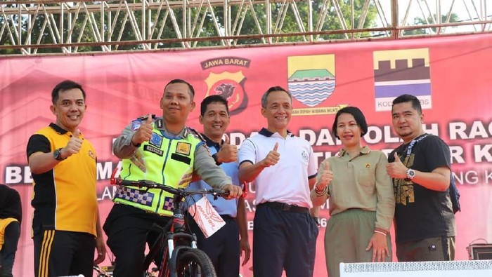 Nempel Kap untuk Tilang Pemobil, Brigadir Natan Dihadiahi Sepeda