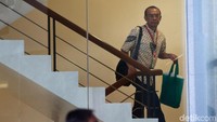Saat tiba di gedung KPK, Gatot langsung naik ke ruang atas untuk menjalani pemeriksaan.