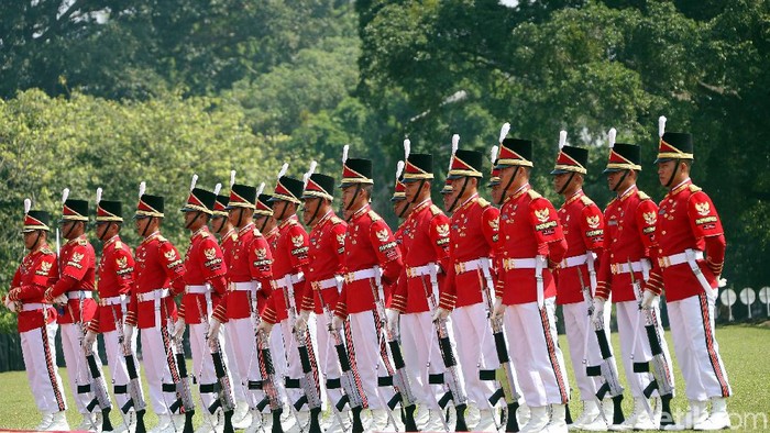 Ada yang beda dengan seragam Paspampres di Istana Kepresidenan Bogor, Jawa Barat. Mereka menggunakan seragam kerajaan yang dibalut warna merah dan putih.