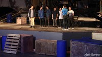 Tanpa takut, para alumni SMA-U CTAF, naik ke panggung mencoba aksi adrenalin bersama para stunt man. (Muhammad Ridho/detikcom)