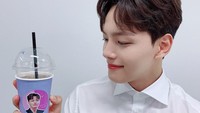 Ini dia racikan minuman yang didapatnya dari salah satu food truck yang ia dapat saat membintangi Hotel Del Luna. Sepertinya segelas es kopi. Foto: Instagram yeojin9oo